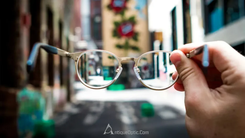 چگونه عدسی مناسب برای عینک سبک انتخاب کنیم؟