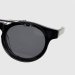 نمای کلوز آپ عینک کاوردار جیمز تارت