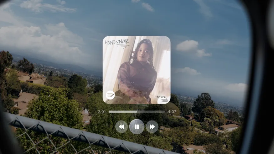 با یک حرکت، پخش را شروع کنید با یک حرکت ساده دست، بین موسیقی، پادکست، رادیو و کتاب‌های صوتی جابه‌جا شوید. کاور آلبوم‌ها و تصاویر مربوط روی نمایشگر داخل لنز ظاهر می‌شود تا انتخابتان راحت‌تر باشد.