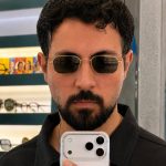 عینک آفتابی پلیس وینتیج با فریم چند ضلعی طلایی روی چهره یک آقا