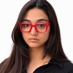 عینک طبی قرمز رنگ Jean Philippe Joly مدل VG66308 روی صورت یک خانم