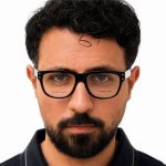 عینک طبی الکساندر مک کوئین مدل 4224 روی صورت یک آقا از نمای روبرو