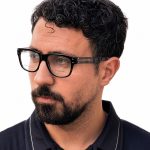 عینک طبی الکساندر مک کوئین مدل 4224 روی صورت یک آقا از نمای زاویه دار