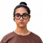 عینک طبی بوتگا ونتا مدل 224 روی صورت یک خانم از نمای روبرو