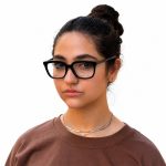 عینک طبی بوتگا ونتا مدل 224 روی صورت یک خانم از نمای زاویه دار