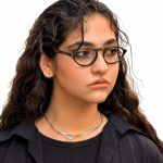 عینک طبی زنانه و مردانه Rodenstock مدل 7040 روی صورت یک خانم