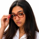 عینک وینتیج SILHOUETTE مدل 85 روی صورت یک خانم