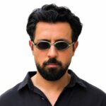 عینک وینتیج پلیس (POLICE) مدل 1341M روی صورت یک آقا